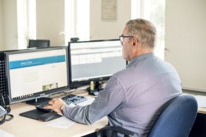 financiële planning met geavanceerde software bij adviesbureau
