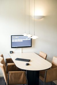 bureau voor financieel advies: hypotheekadviseur aan tafel